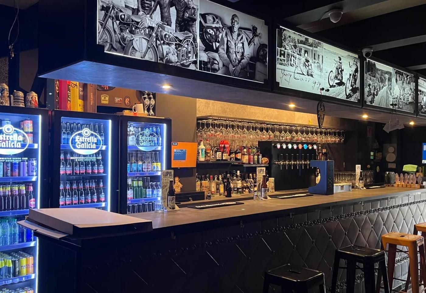 Barra del Creedence Rock Bar con la batería de grifos de cerveza y las neveras de botellas