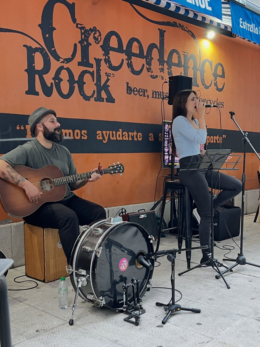 Dúo acústico tocando en directo frente al mural del Creedence Rock Bar