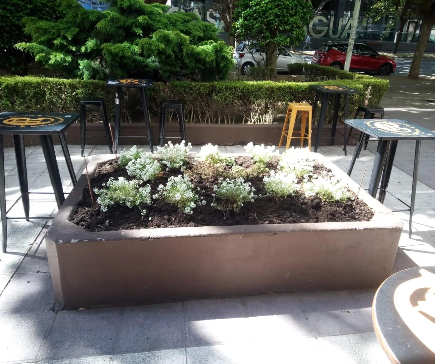 Terraza del Creedence Rock Bar en la avenida de Manuel Murguía, con mesas altas y el logo del bar